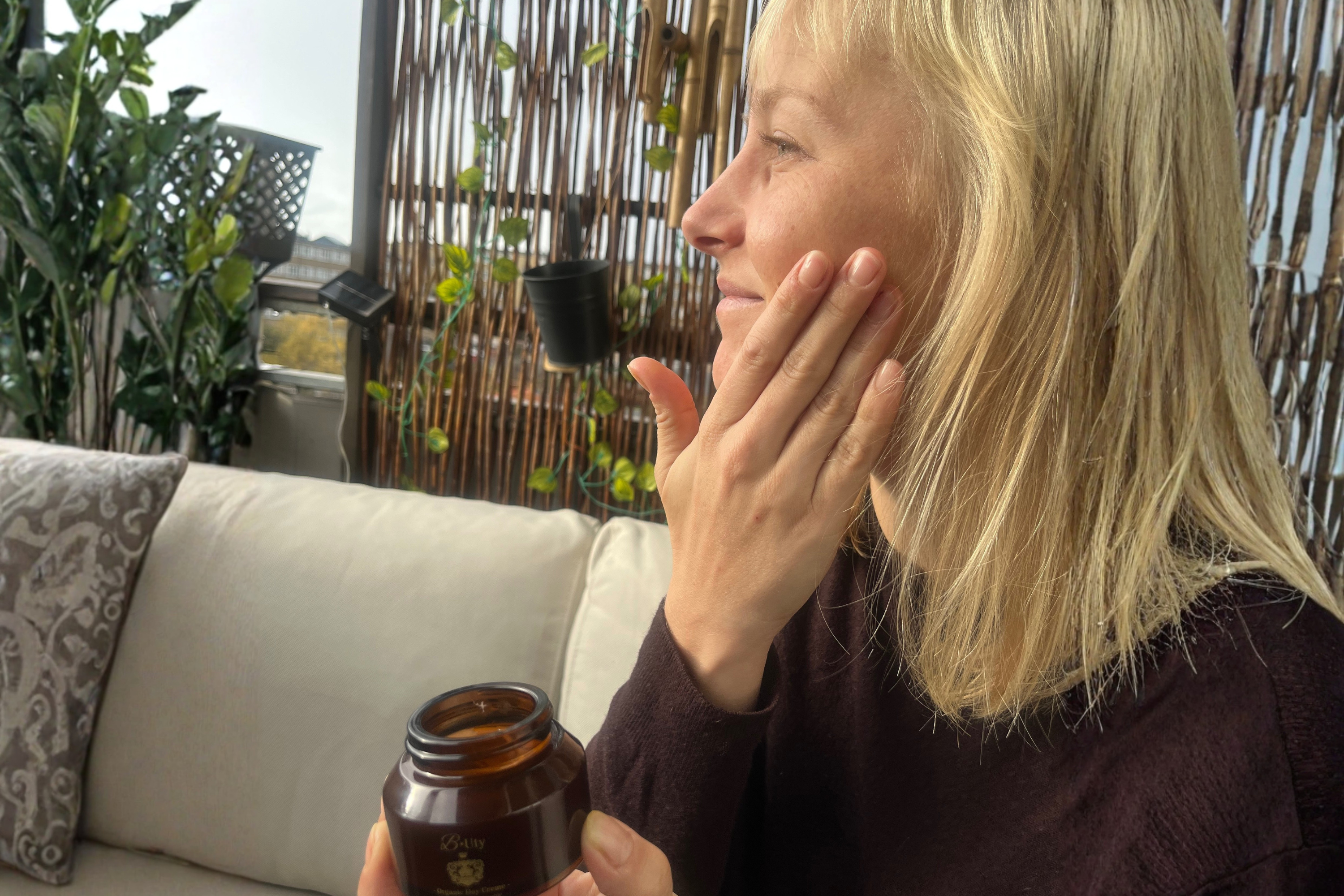 Model smører ansigtscreme ud fra B Uty